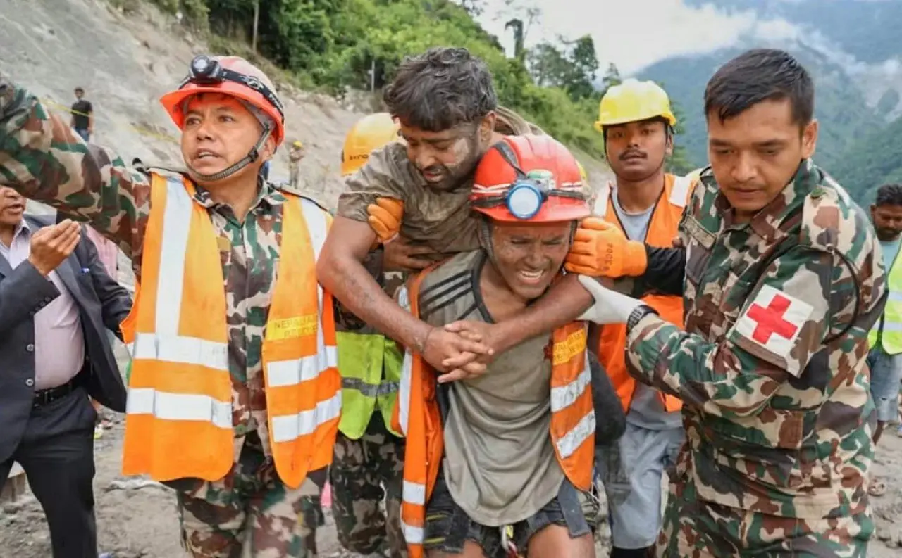 Trabalhador resgatado após nove dias preso em túnel no Nepal - Nepal Army