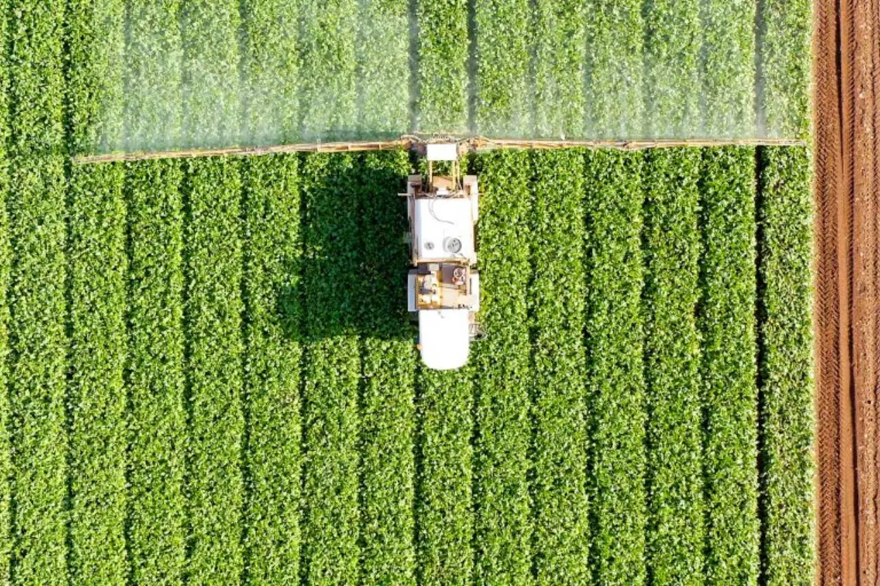 Trator pulveriza fertilizante em plantação - Foto: Depositphotos
