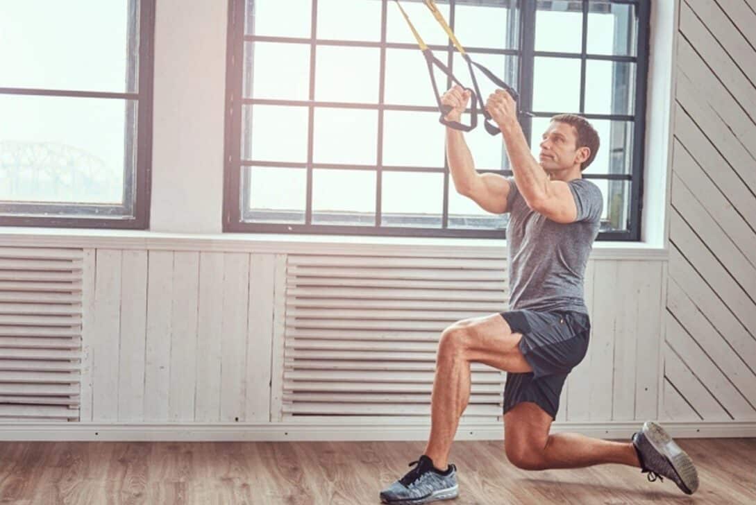 Treino em casa com fita de suspensão - FXQuadro/Shutterstock.com