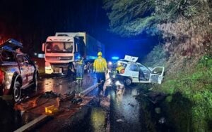 Três pessoas morrem em batida entre carro e caminhão em SC — Corpo de Bombeiros/Divulgação