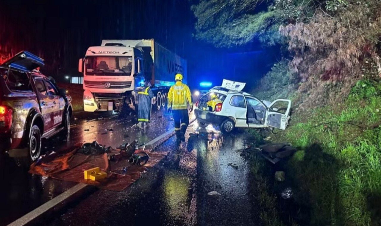 Três pessoas morrem em batida entre carro e caminhão em SC — Foto: Corpo de Bombeiros/Divulgação