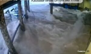 Tsunami meteorol&oacute;gico em SC - Reprodu&ccedil;&atilde;o/Restaurante Brisa do Mar