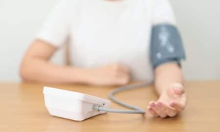 Verificando a pressão arterial - Jo Panuwat D/shutterstock.com