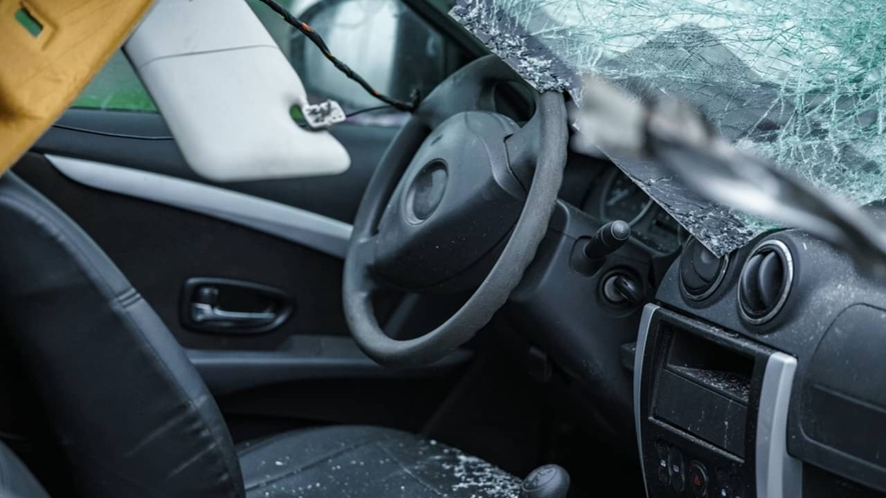 vidro de carro quebrado, assalto - Vladislav Trigub/istockphoto.com