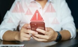 v&iacute;rus, spam, hacker - Ken stocker/Shutterstock.com