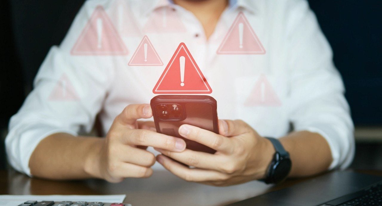 vírus, spam, hacker - Ken stocker/Shutterstock.com