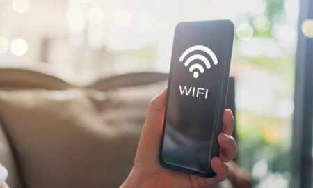 Wi-Fi ligado - Suwaree Tangbovornpichet/istockphoto
