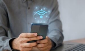 Wifi, celular, internet - bancha singchai/istockphoto