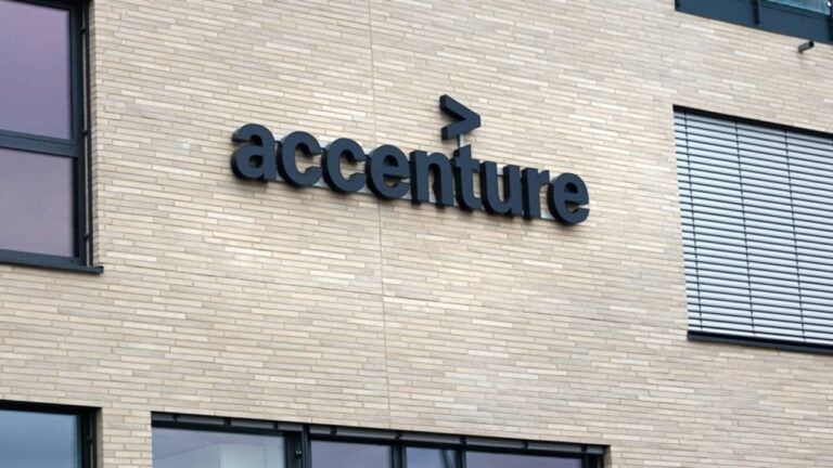 Accenture - Tobias Arhelger / Shutterstock.com