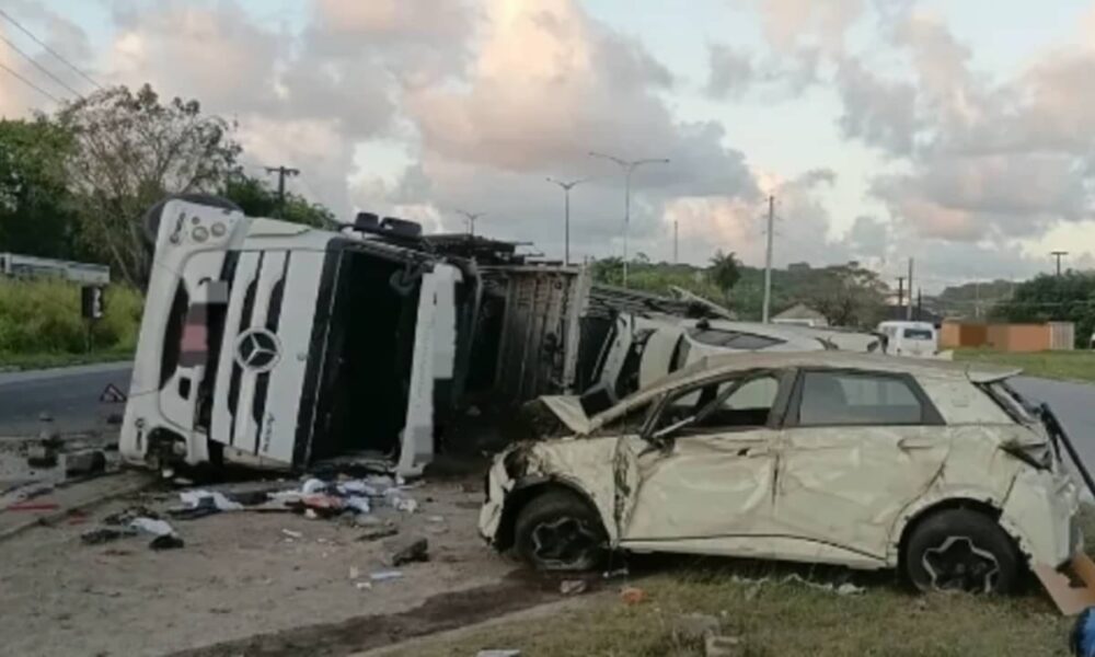 Tombamento de carreta com BYD interdita faixa da BR-101 em PE