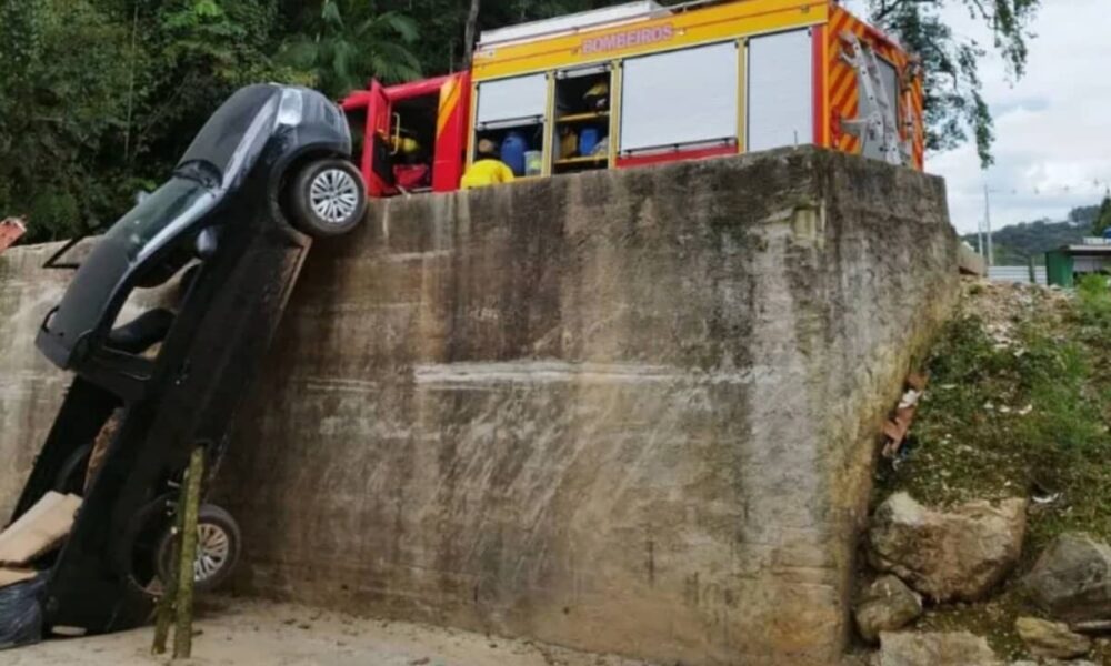 Volkswagen Saveiro fica na vertical e idoso é salvo em Botuverá