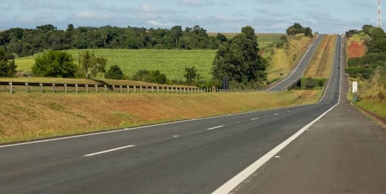 Acostamento Estrada - Ranimiro Lotufo Neto/istockphoto.com