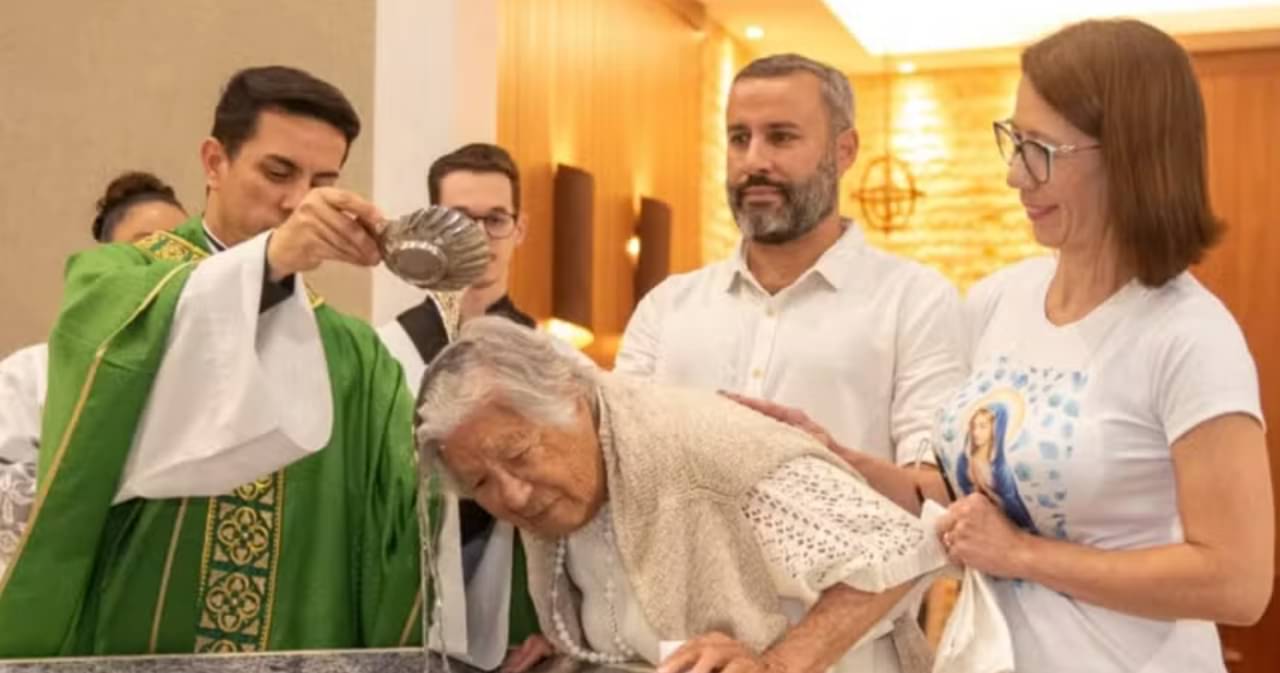 Aos 101 anos, idosa é batizada na Igreja Católica em Presidente Prudente (SP) - Adriano Sato/Pascom da Paróquia Maristela