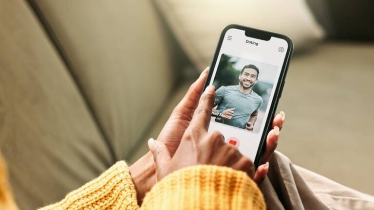 Aplicativo de namoro - PeopleImages/shutterstock.com