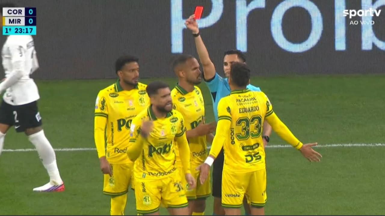 Após revisão no VAR, Bruno Santos é expulso por cotovelada en André Ramalho - Reprodução / Sportv