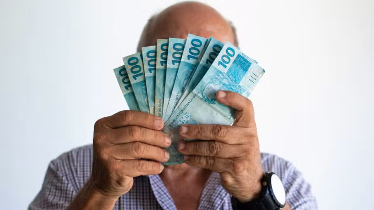 Aposentadoria, pagamentos - gustavomellossa / shutterstock.com