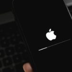 Apple, iphone, tela de atualização - nikkimeel / Shutterstock.com