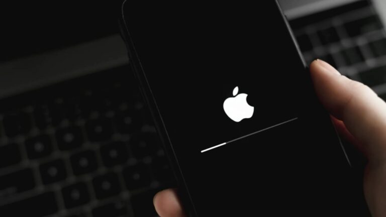 Apple, iphone, tela de atualização - nikkimeel / Shutterstock.com