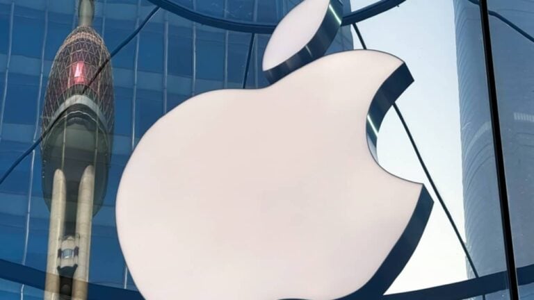 Apple - onapalmtree / Shutterstock.com