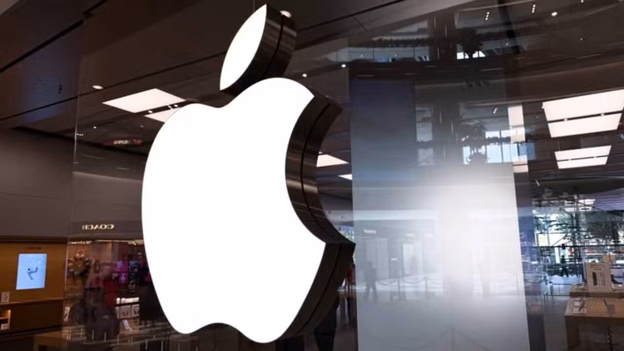 Apple - onapalmtree / Shutterstock.com