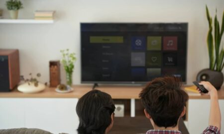 Inteligência artificial desativa anúncios, rastreadores e muda interfaces em smart TVs com sistema Android