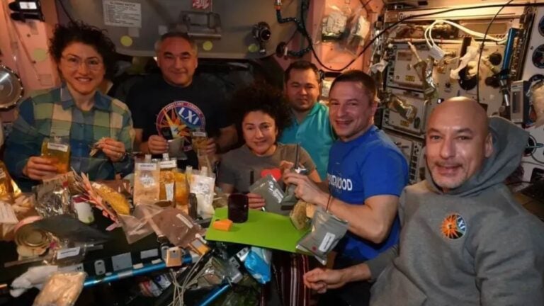 Astronautas faze refeição especial de Ação de Graças - Divulgação/NASA