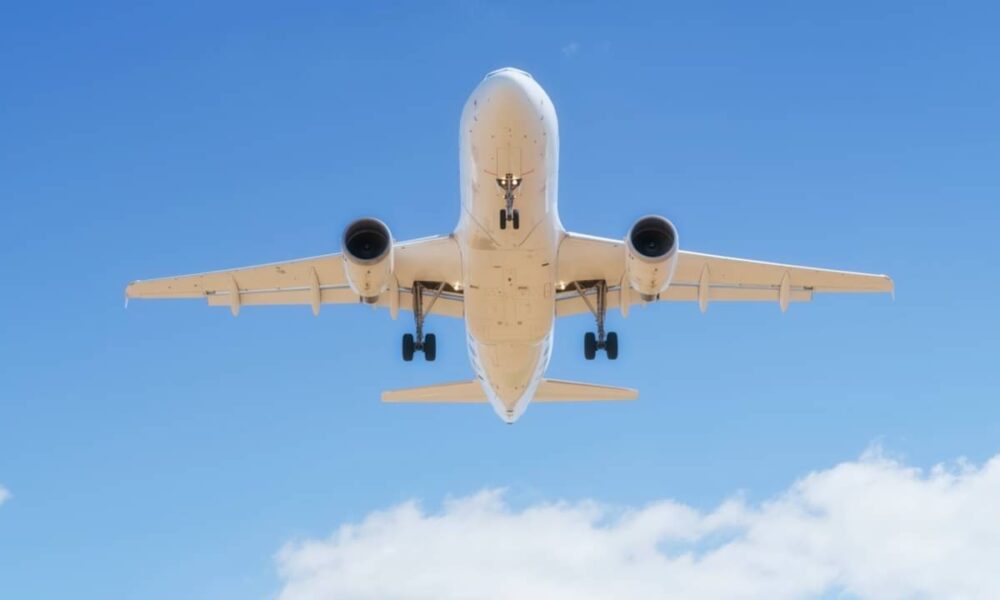 Poluição de aviões fica até 7 vezes mais tóxica no ar, diz estudo