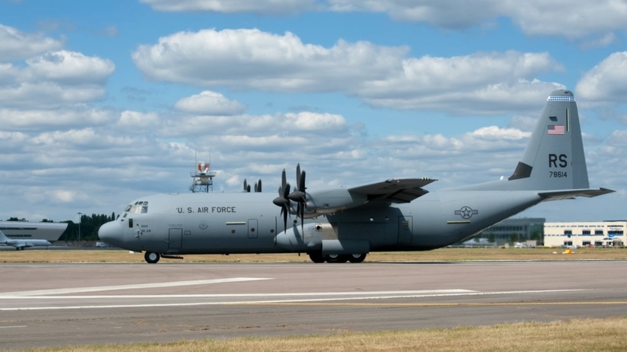 Avião militar Lockheed C-130T Hércules da Marinha - Steve Mann / Shutterstock.com