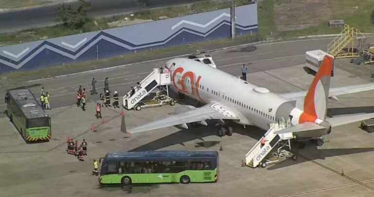 Avião que pousou no Recife após motor pegar fogo - Reprodução/TV Globo