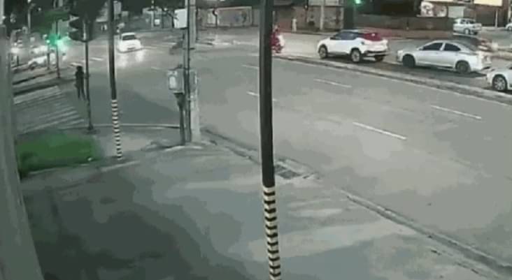 batida do carro na moto em BH - Reprodução