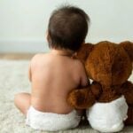 Bebê com urso de pelúcia - Rawpixel.com / shutterstock.com