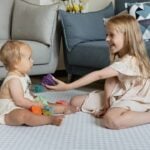 Bebê e criança brincando, irmãos - alinabuphoto/shutterstock.com
