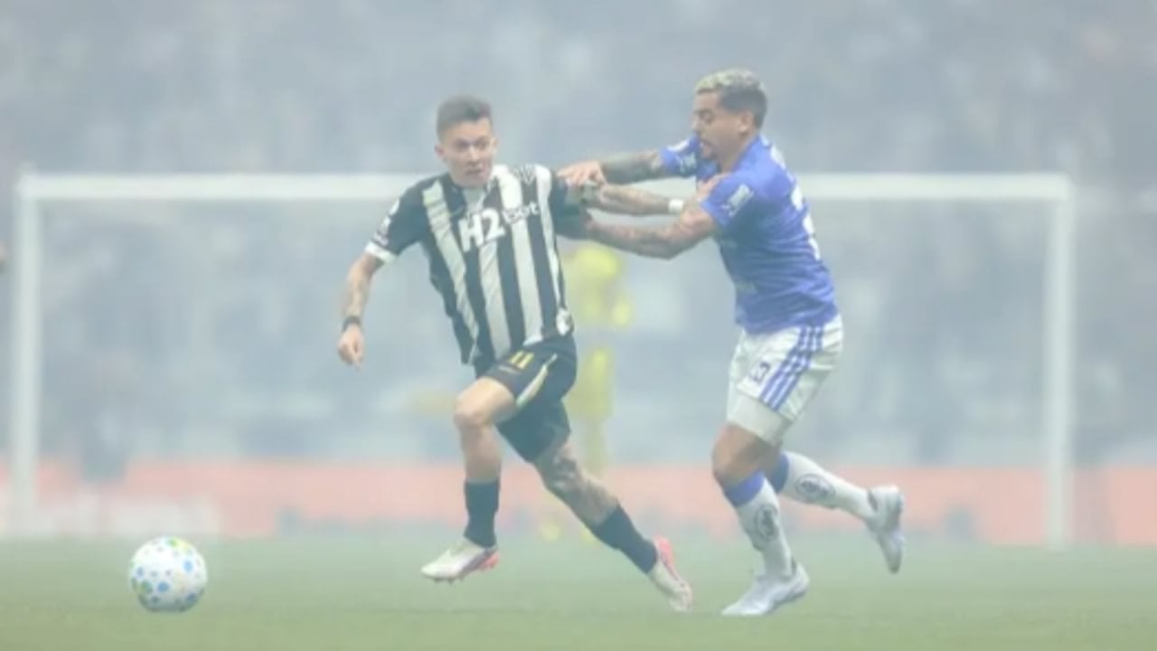 Bernard e Fagner em Atlético x Cruzeiro - Pedro Souza / Atlético