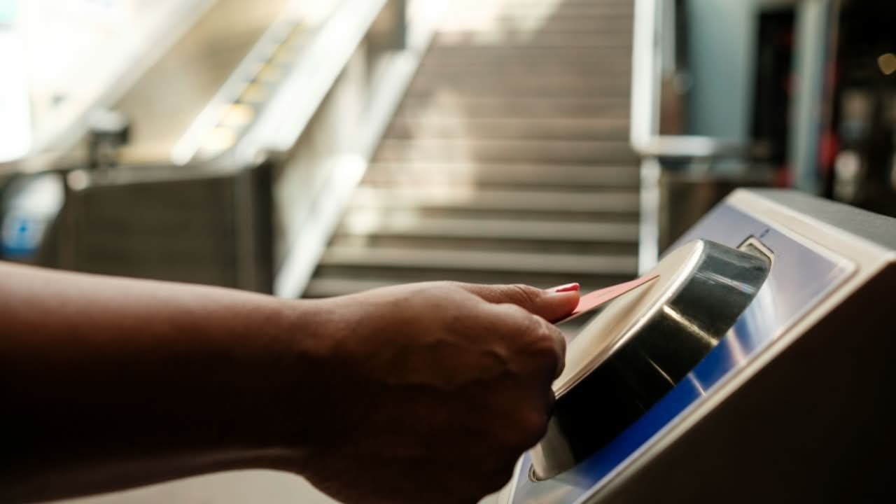 bilhete metrô - Jorge Elizaquibel/Shutterstock.com