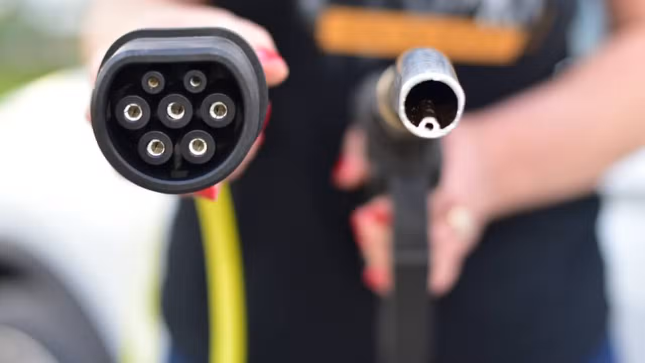 Bocal de combustível e plugue do carregador de carro elétrico, EV e gasolina - algre/ istockphoto.com