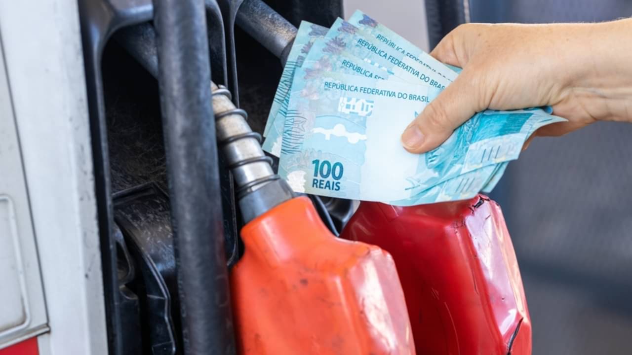 Bomba de combustível, dinheiro, notas de 100 reais - Andrzej Rostek/ istockphoto.com