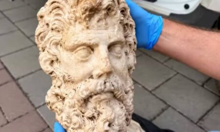 Cabeça de mármore de Zeus de 2 mil anos é recuperada em Konak, na Turquia
