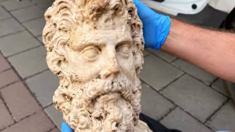 Cabeça de mármore de Zeus de 2 mil anos - Divulgação/DHA