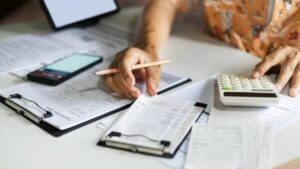 Calculadora, contas, aposentadoria - time99lek/ istockphoto.com