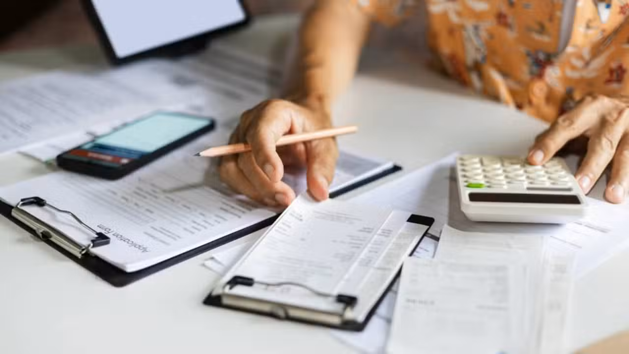 Calculadora, contas, aposentadoria - time99lek/ istockphoto.com