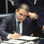 Motta assina a nova emenda constitucional, em sessão do Congresso