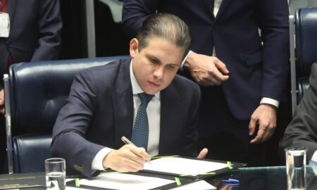 Motta assina a nova emenda constitucional, em sessão do Congresso
