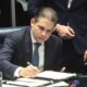 Motta assina a nova emenda constitucional, em sessão do Congresso