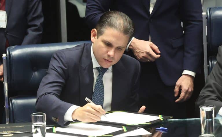 Motta assina a nova emenda constitucional, em sessão do Congresso