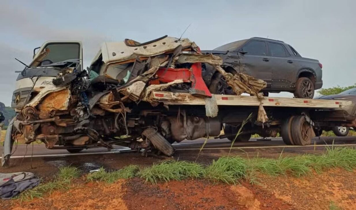 Caminhão-guincho ficou destruído após acidente na BR-158 - Reprodução