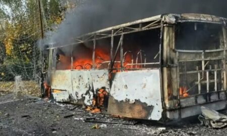 Carcaça de ônibus em chamas após ataque russo em Kramatorsk - Divulgação/Vadym Filashkin