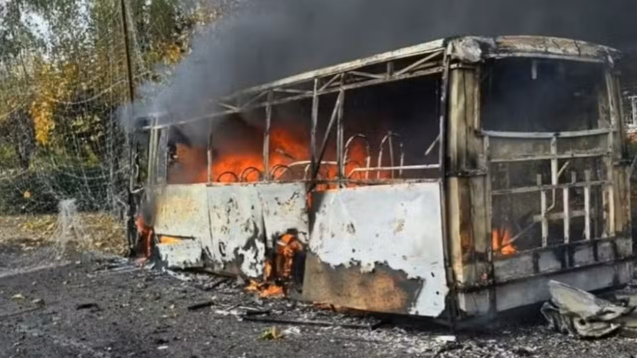 Carcaça de ônibus em chamas após ataque russo em Kramatorsk - Divulgação/Vadym Filashkin