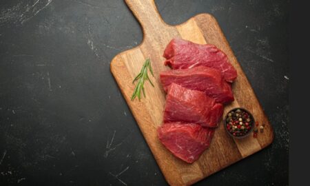 Carne vermelha e embutidos aumentam o risco de câncer colorretal e exigem limite semanal de 500 gramas