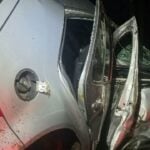 Carro bate em árvore - Polícia Militar