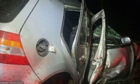 Carro bate em árvore - Polícia Militar